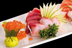 Rượu sake Honjozo với các món salad và đồ khai vị